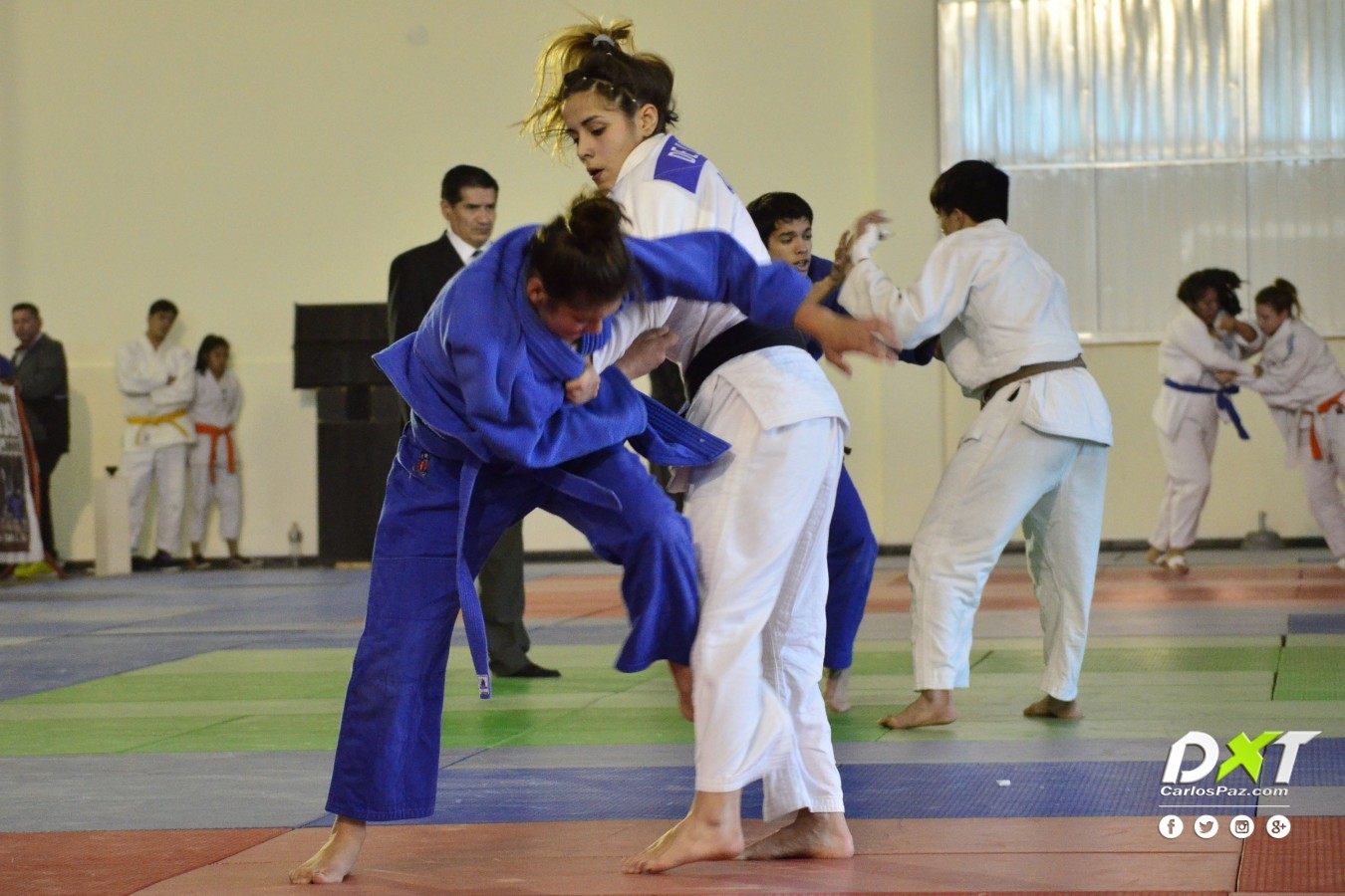 Acá se toman fuerte 