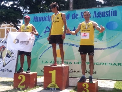 Al podio, con pico y pala