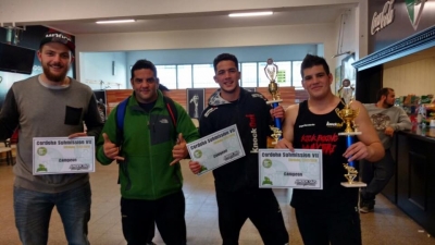 Sumisos ante ellos
