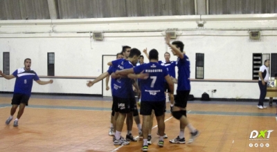 Poli triunfó en casa y quedó cerca de la final 