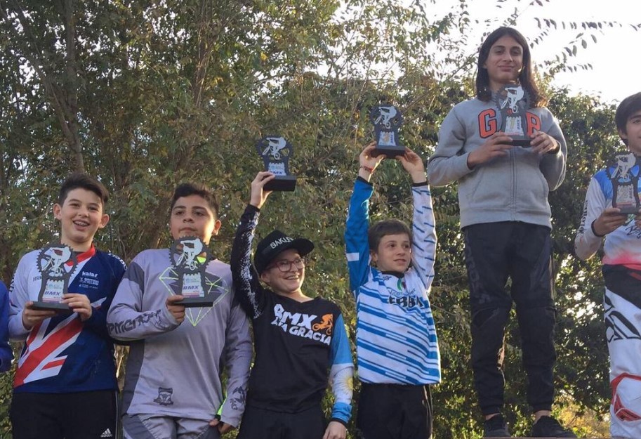 Los miran desde abajo