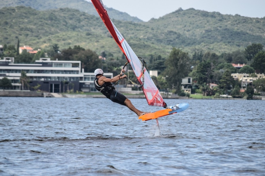 Exitoso paso del windsurf argentino por el lago San Roque