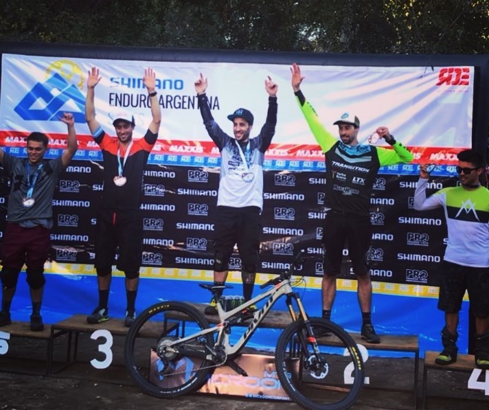 Una cabra entre pircas