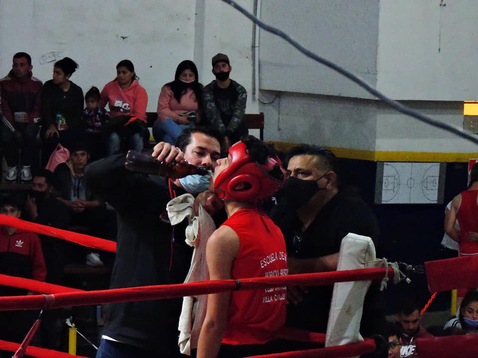 Festival de boxeo con 10 peleas amateur 