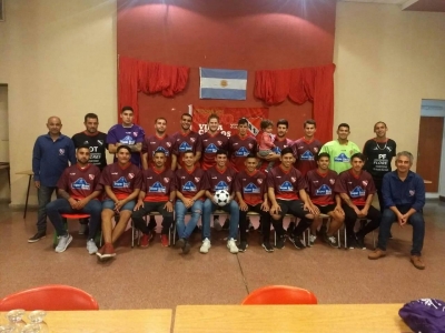 ¡Independiente estrenó casaca, goleó y es escolta!