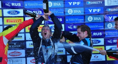 Imperdible festejo de los hermanos Carrera